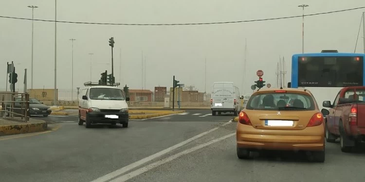 Απίστευτο σκηνικό στο Ηράκλειο: Όχημα γραφείου τελετών αναζητά… πελάτες! Κινήθηκε στο αντίθετο ρεύμα της παραλιακής (εικόνες)